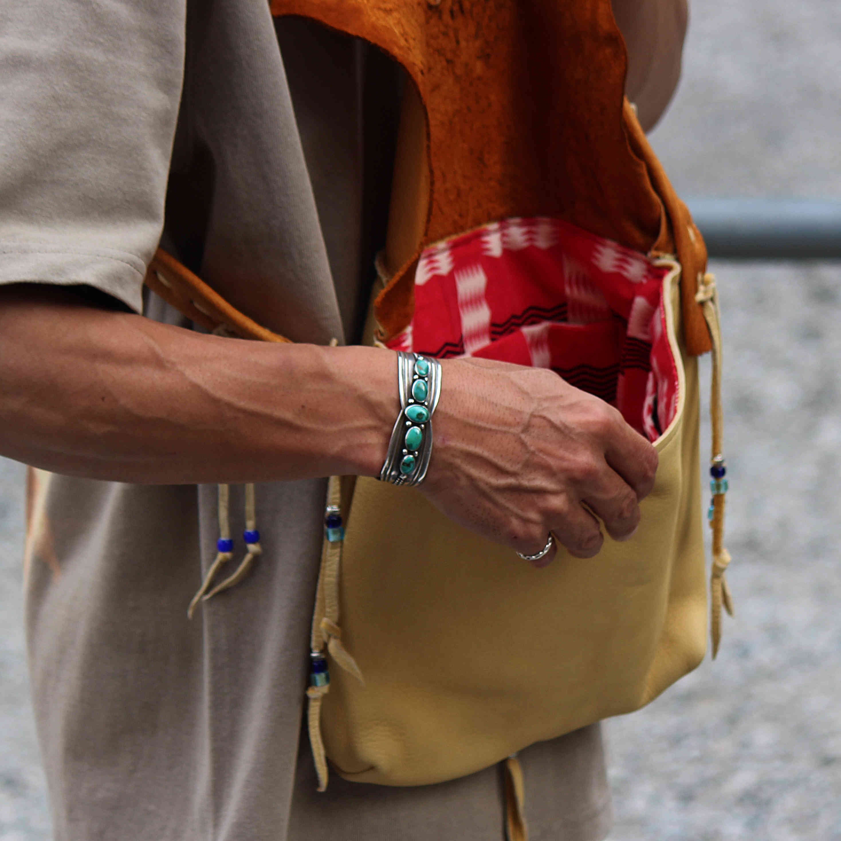 Nasngwam.×early morning / DEARSKIN MESSENGER BAG (CAMEL)