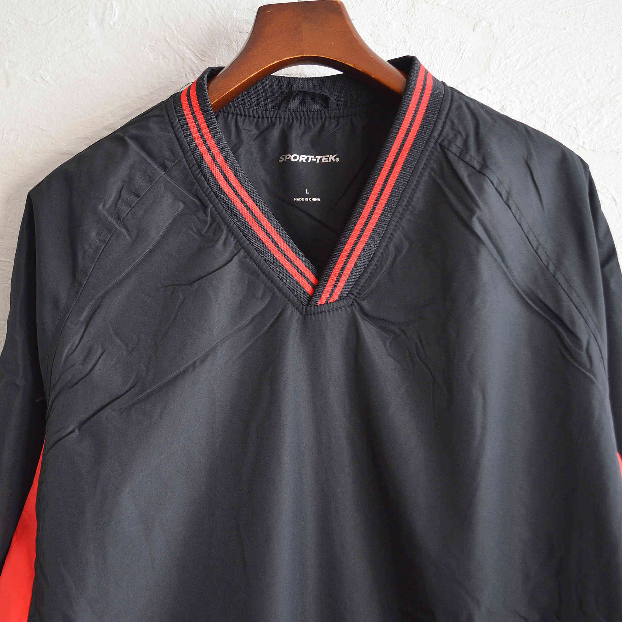Sport-Tek スポーツテック / Tipped V-Neck Raglan Wind Shirt ウィンドシャツ (BLACK / TRUE RED ブラックトゥルーレッド)