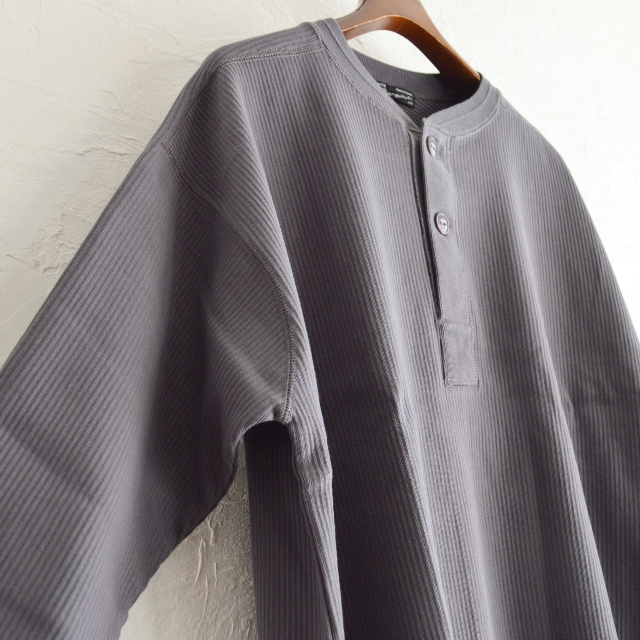 Nasngwam. ナスングワム / SWEDE HENLEY L/S TEE スウェードヘンリーエルエスティー (CHARCOAL チャコール)