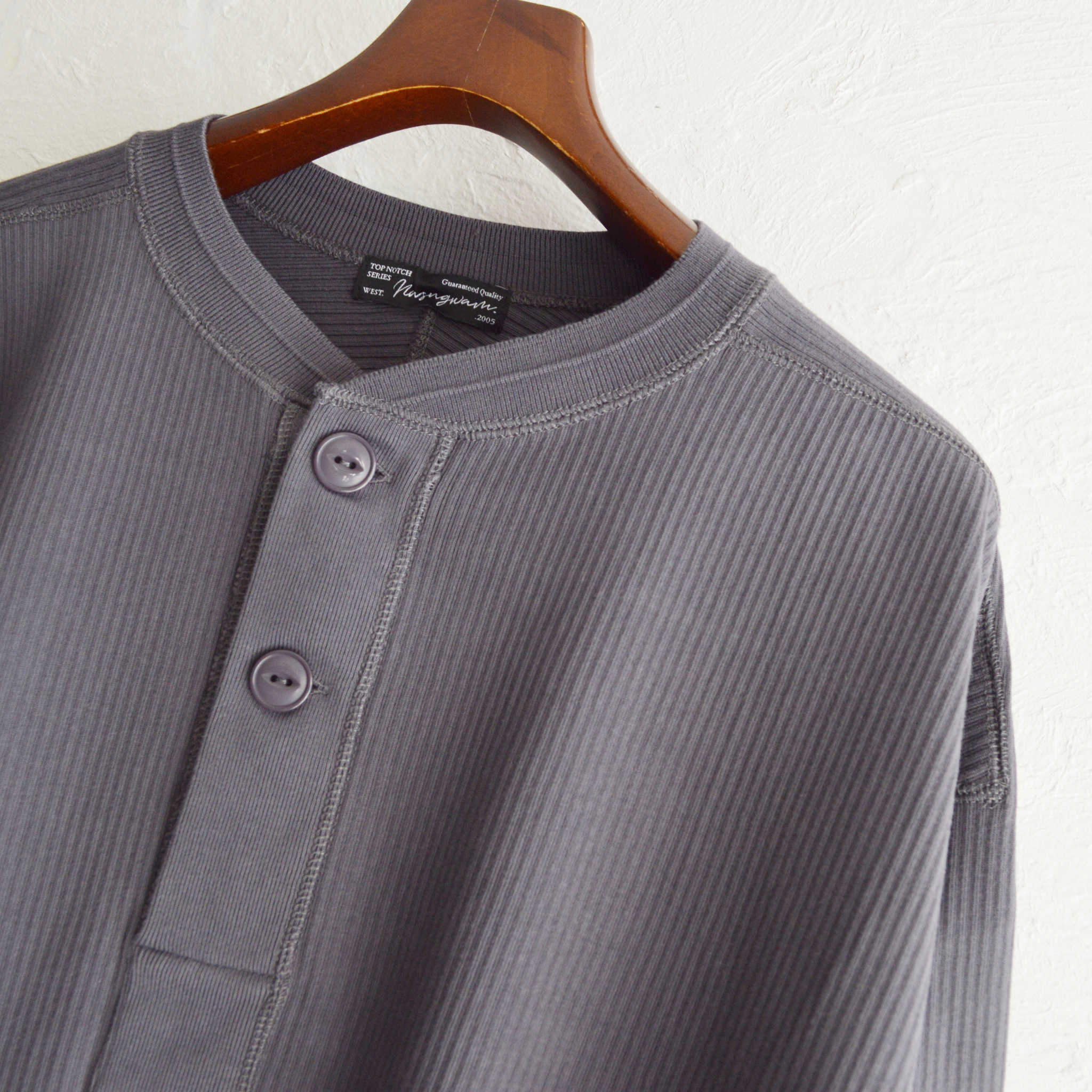 Nasngwam. ナスングワム / SWEDE HENLEY L/S TEE スウェードヘンリーエルエスティー (CHARCOAL チャコール)