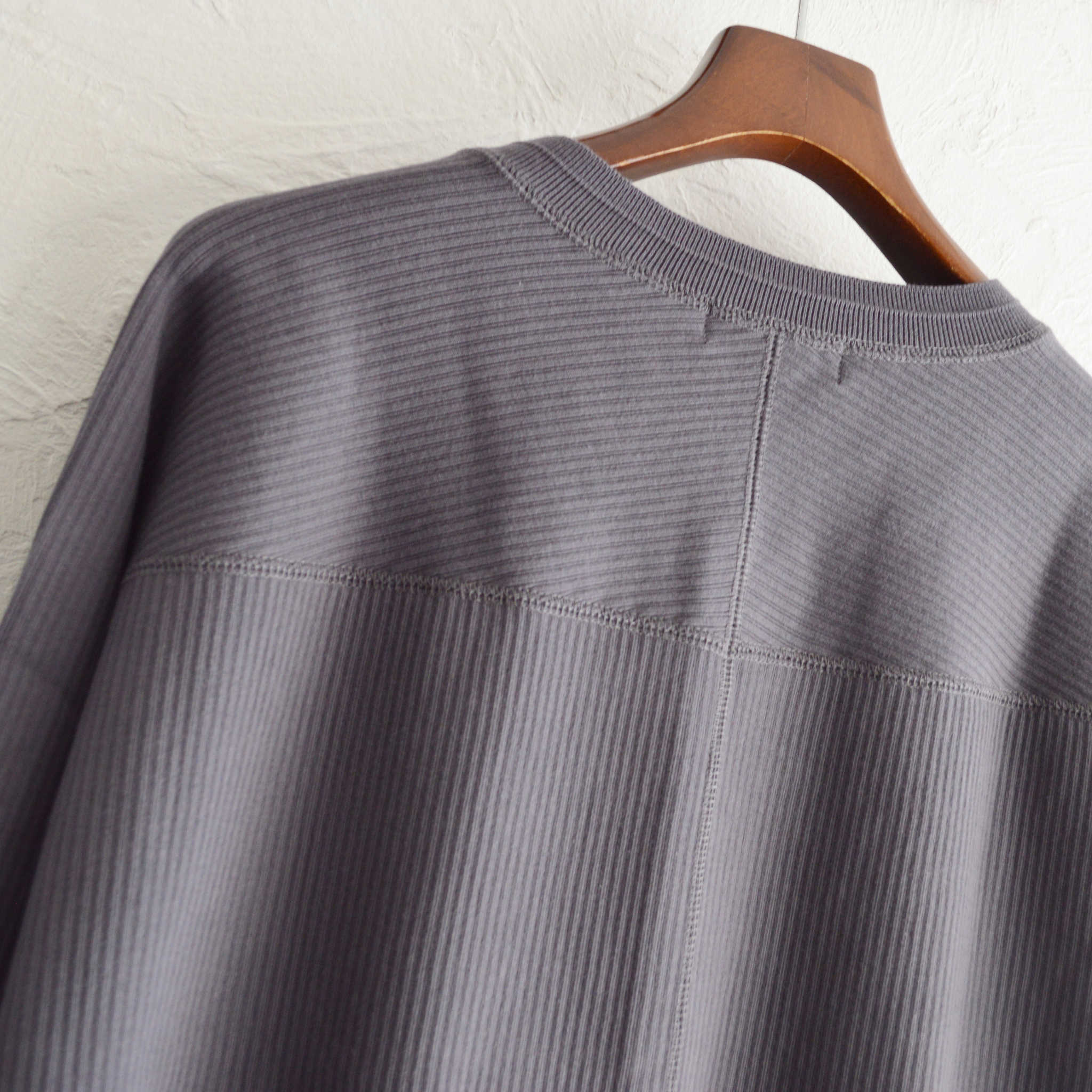 Nasngwam. ナスングワム / SWEDE HENLEY L/S TEE スウェードヘンリーエルエスティー (CHARCOAL チャコール)