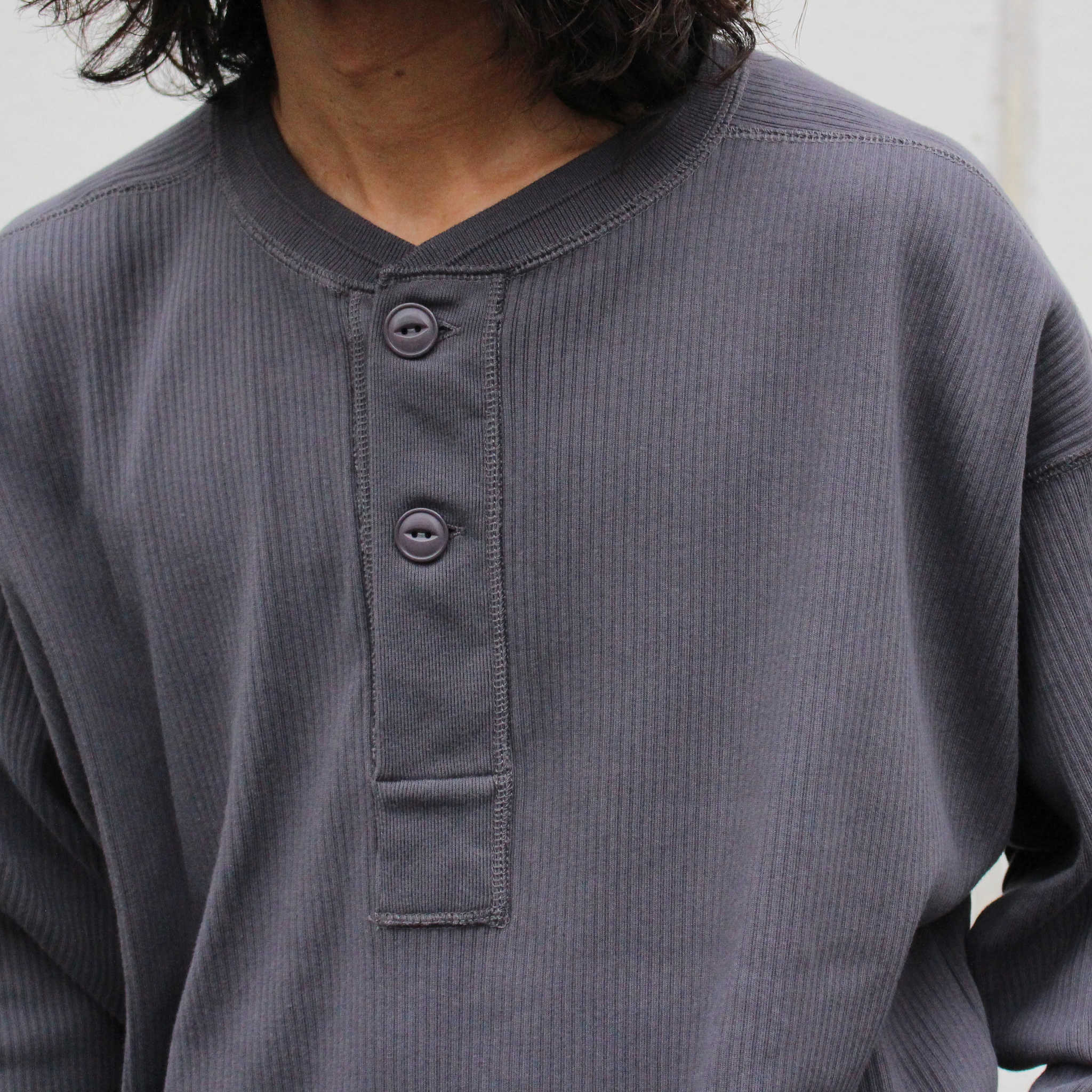 Nasngwam. ナスングワム / SWEDE HENLEY L/S TEE スウェードヘンリーエルエスティー (CHARCOAL チャコール)