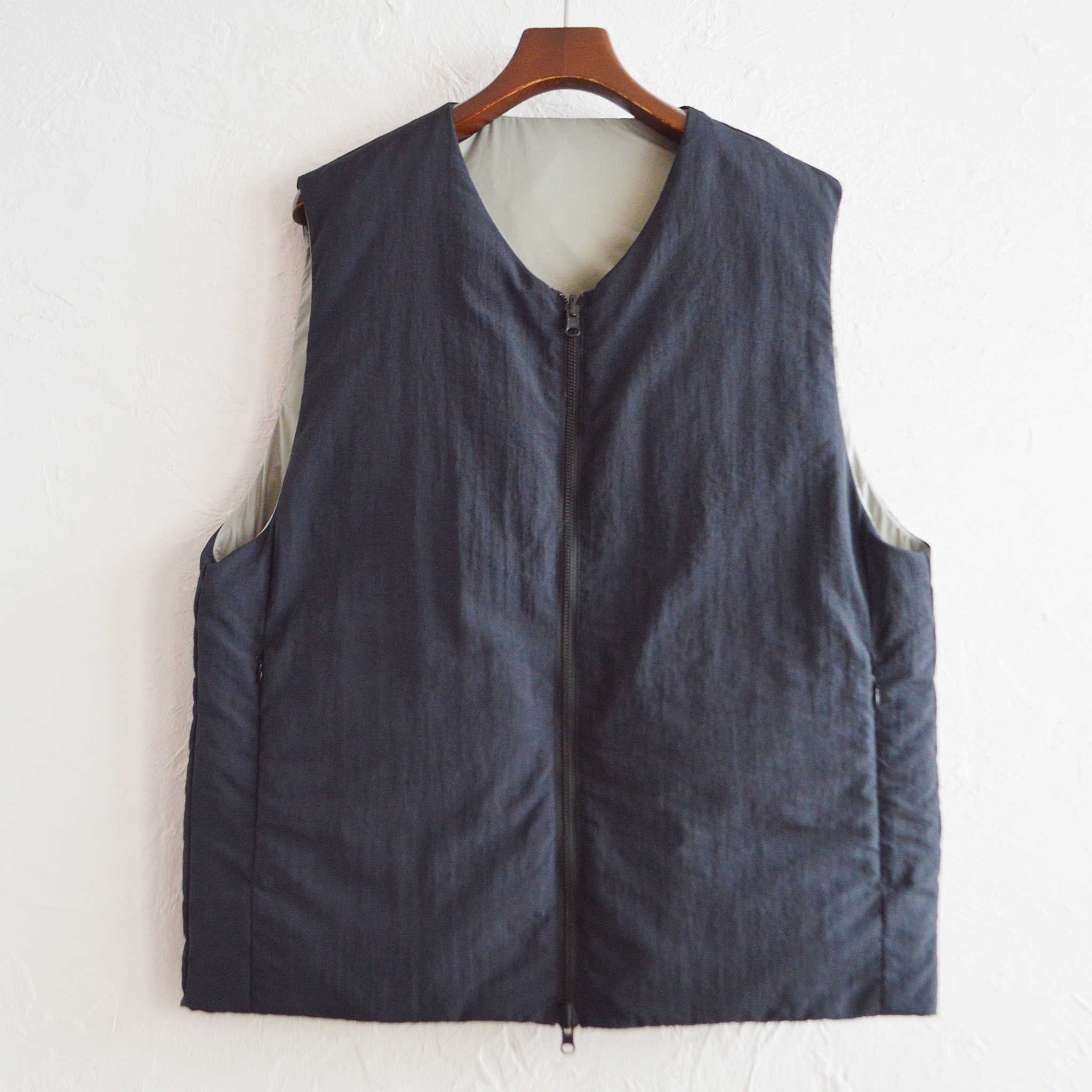 LAMOND ラモンド / LIGHT SHELL REVERSIBLE DOWN VEST ライトシェルリバーシブルダウンベスト (BLACK×SAGE GRAY ブラック）