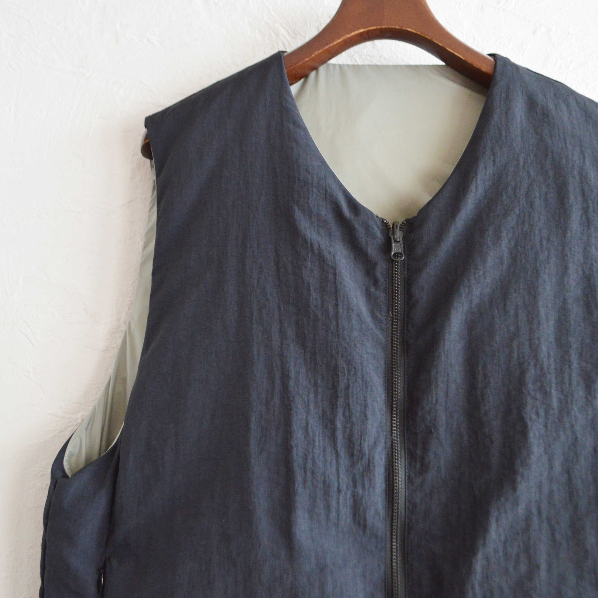 LAMOND ラモンド / LIGHT SHELL REVERSIBLE DOWN VEST ライトシェルリバーシブルダウンベスト (BLACK×SAGE GRAY ブラック）