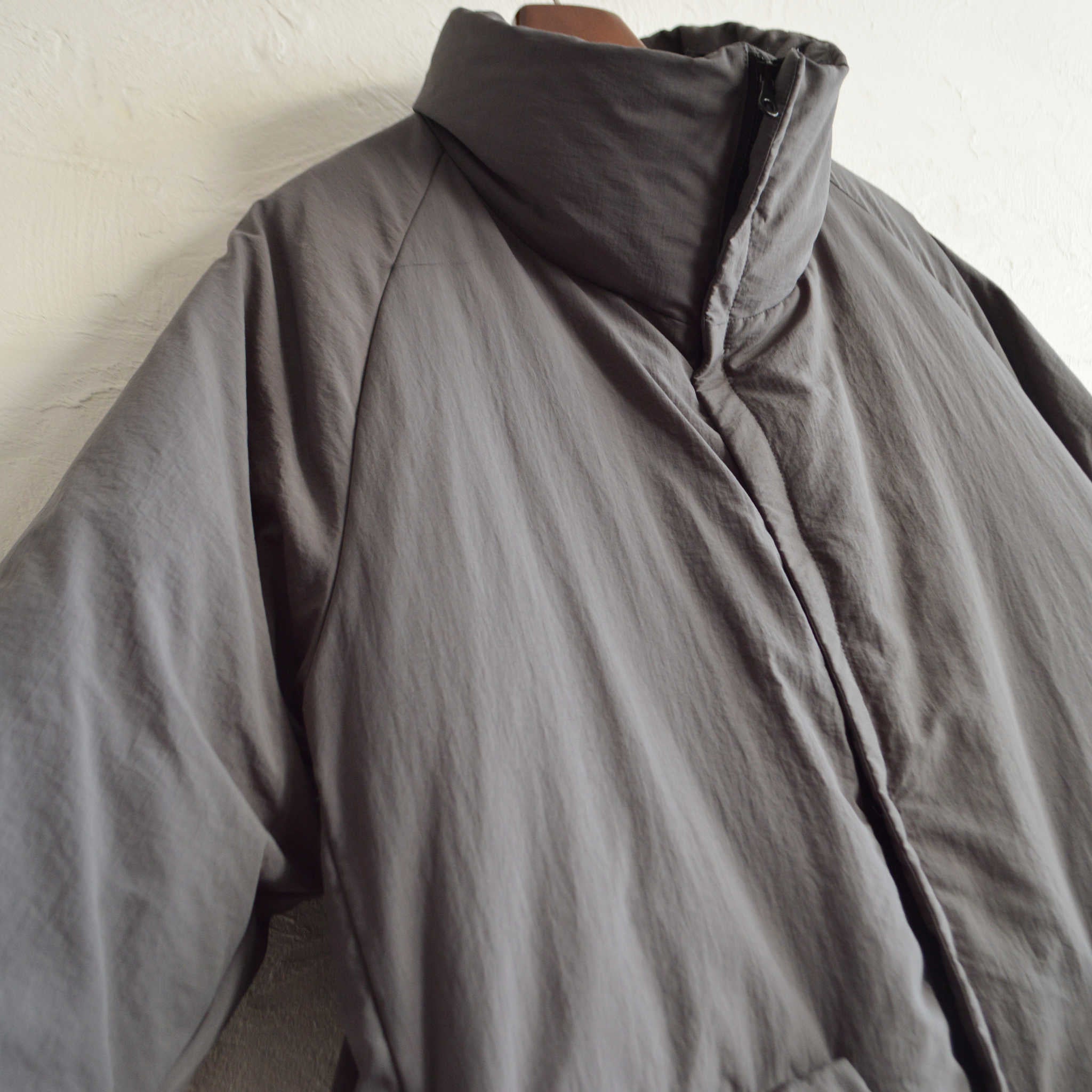 LAMOND ラモンド / LIGHT SHELL STAND DOWN COAT ライトシェルダウンコート (CHARCOAL チャコール)