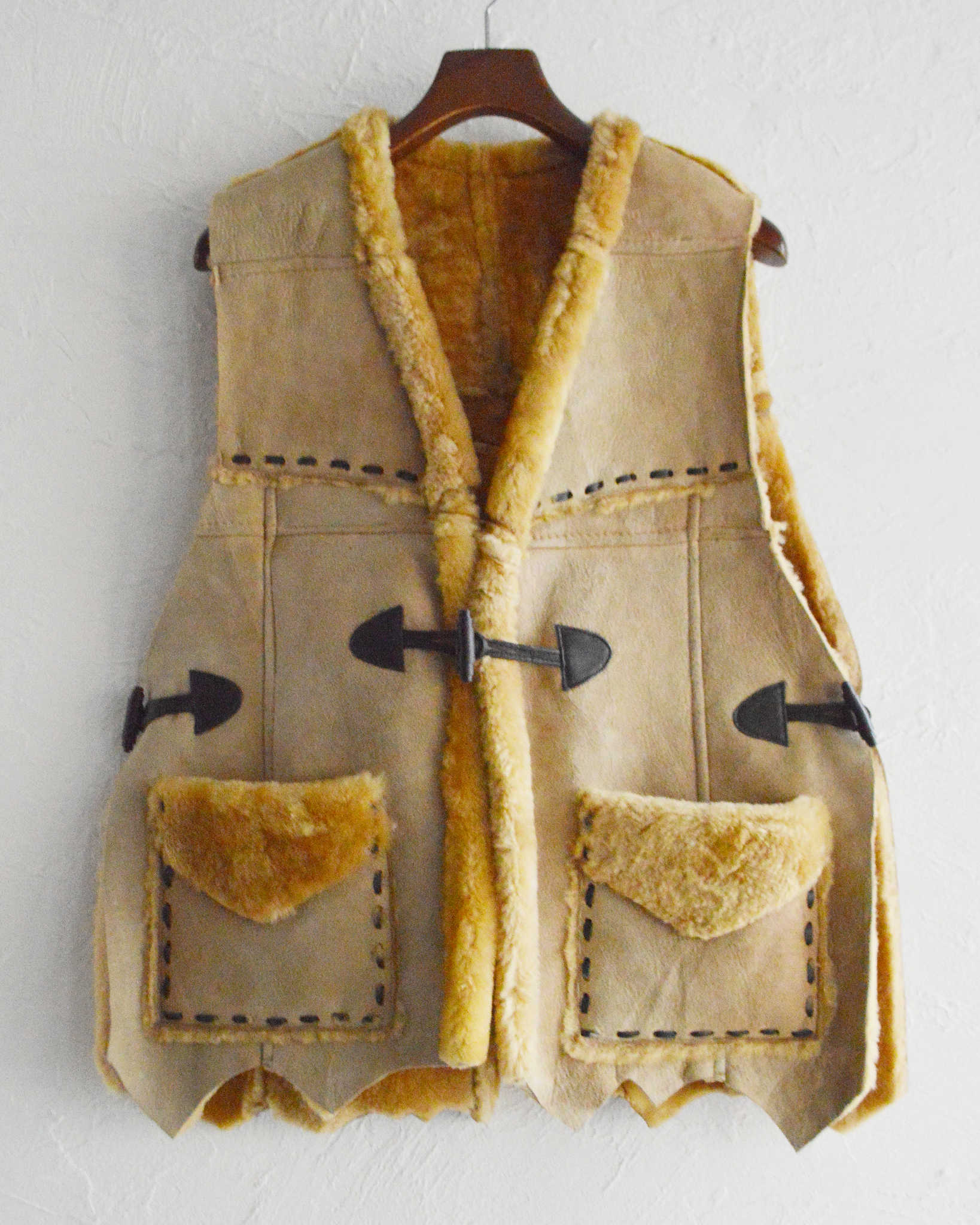 Nasngwam. ナスングワム / IGLLO MOUTON VEST イグルームートンベスト Msize (CAMEL キャメル)