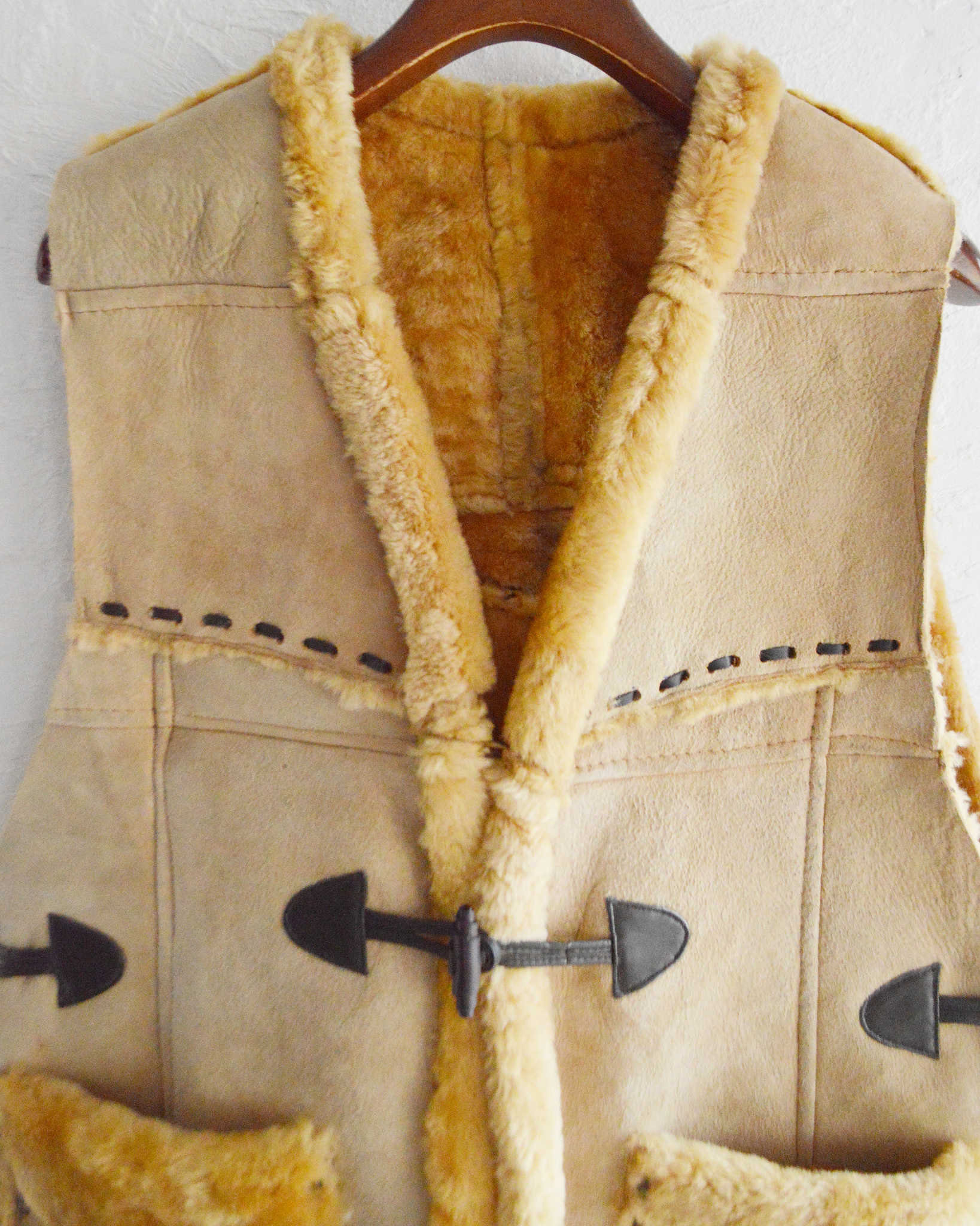 Nasngwam. ナスングワム / IGLLO MOUTON VEST イグルームートンベスト Msize (CAMEL キャメル)