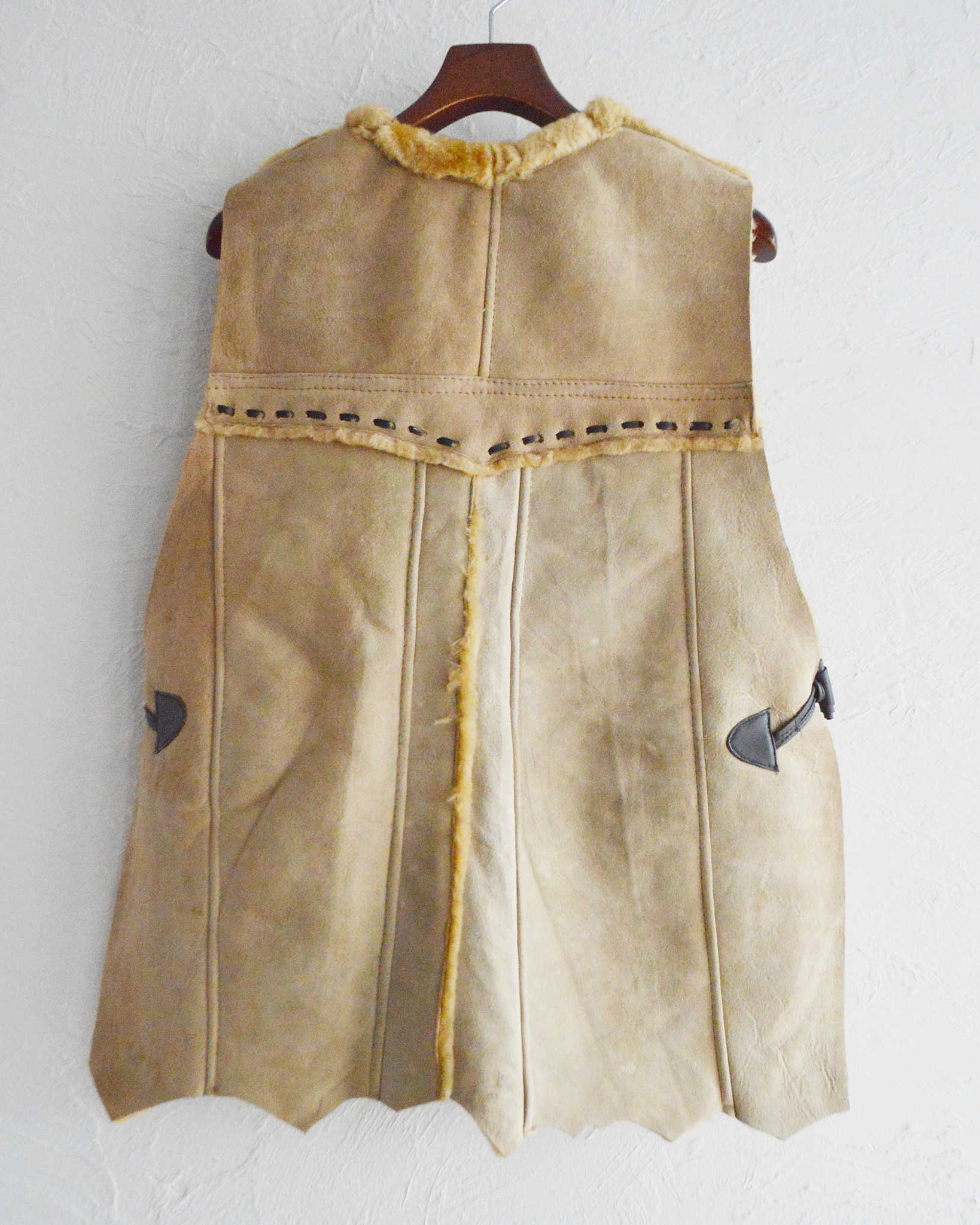 Nasngwam. ナスングワム / IGLLO MOUTON VEST イグルームートンベスト Msize (CAMEL キャメル)