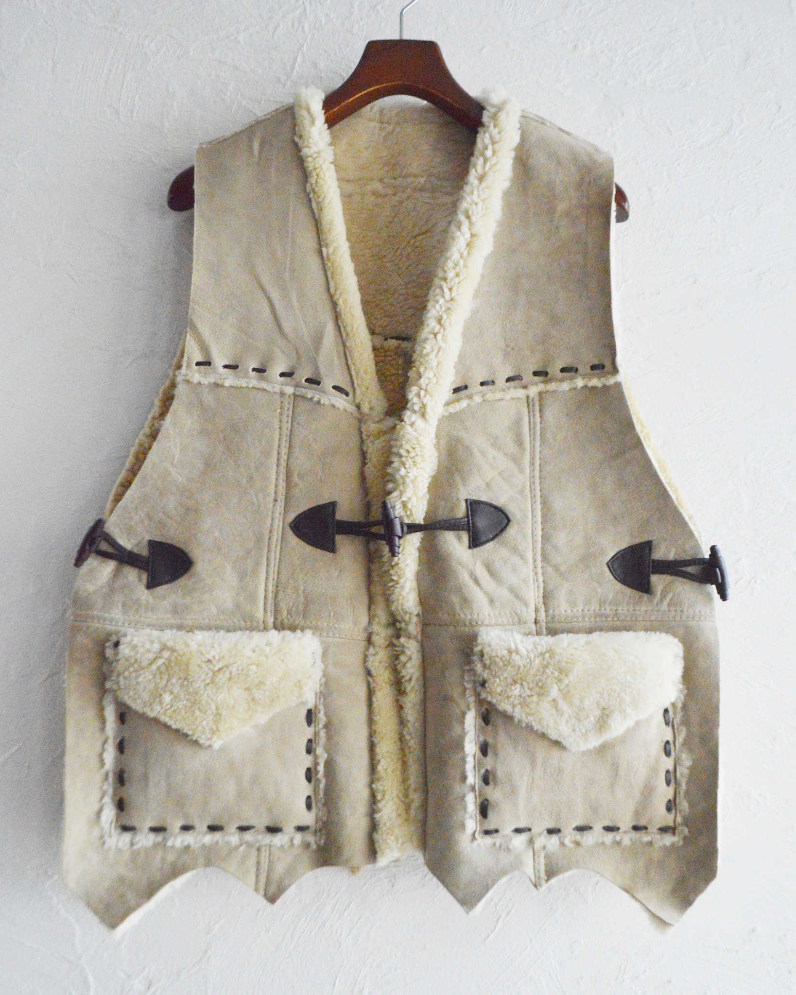 Nasngwam. ナスングワム / IGLLO MOUTON VEST イグルームートンベスト Msize (CAMEL キャメル)