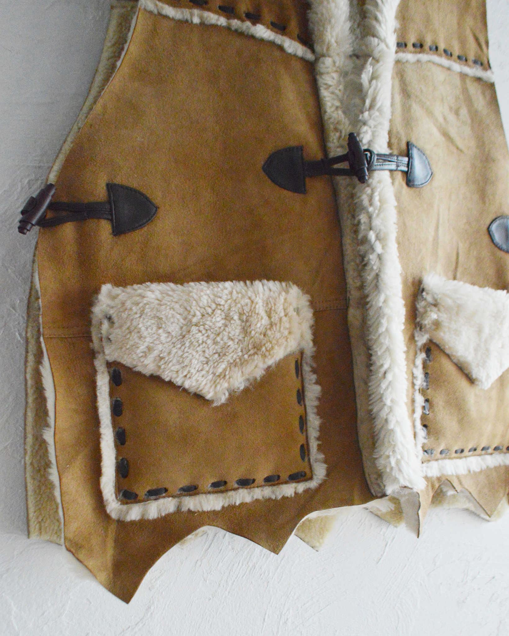 Nasngwam. ナスングワム / IGLLO MOUTON VEST イグルームートンベスト Lsize (CAMEL キャメル)