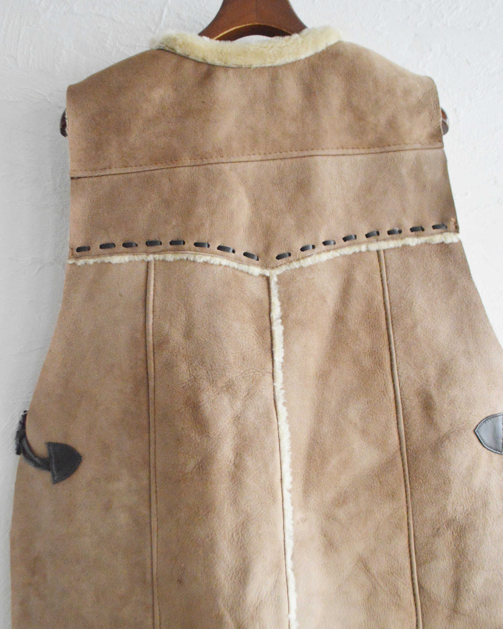 Nasngwam. ナスングワム / IGLLO MOUTON VEST イグルームートンベスト Lsize (CAMEL キャメル)
