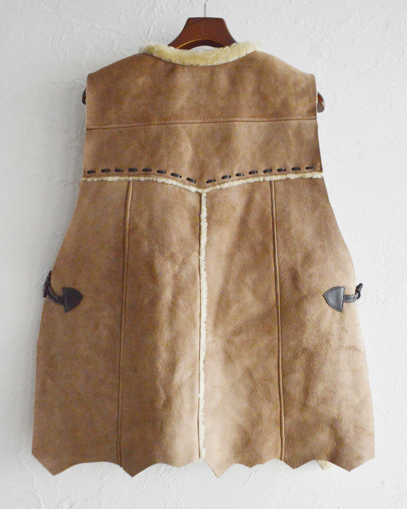 Nasngwam. ナスングワム / IGLLO MOUTON VEST イグルームートンベスト Lsize (CAMEL キャメル)