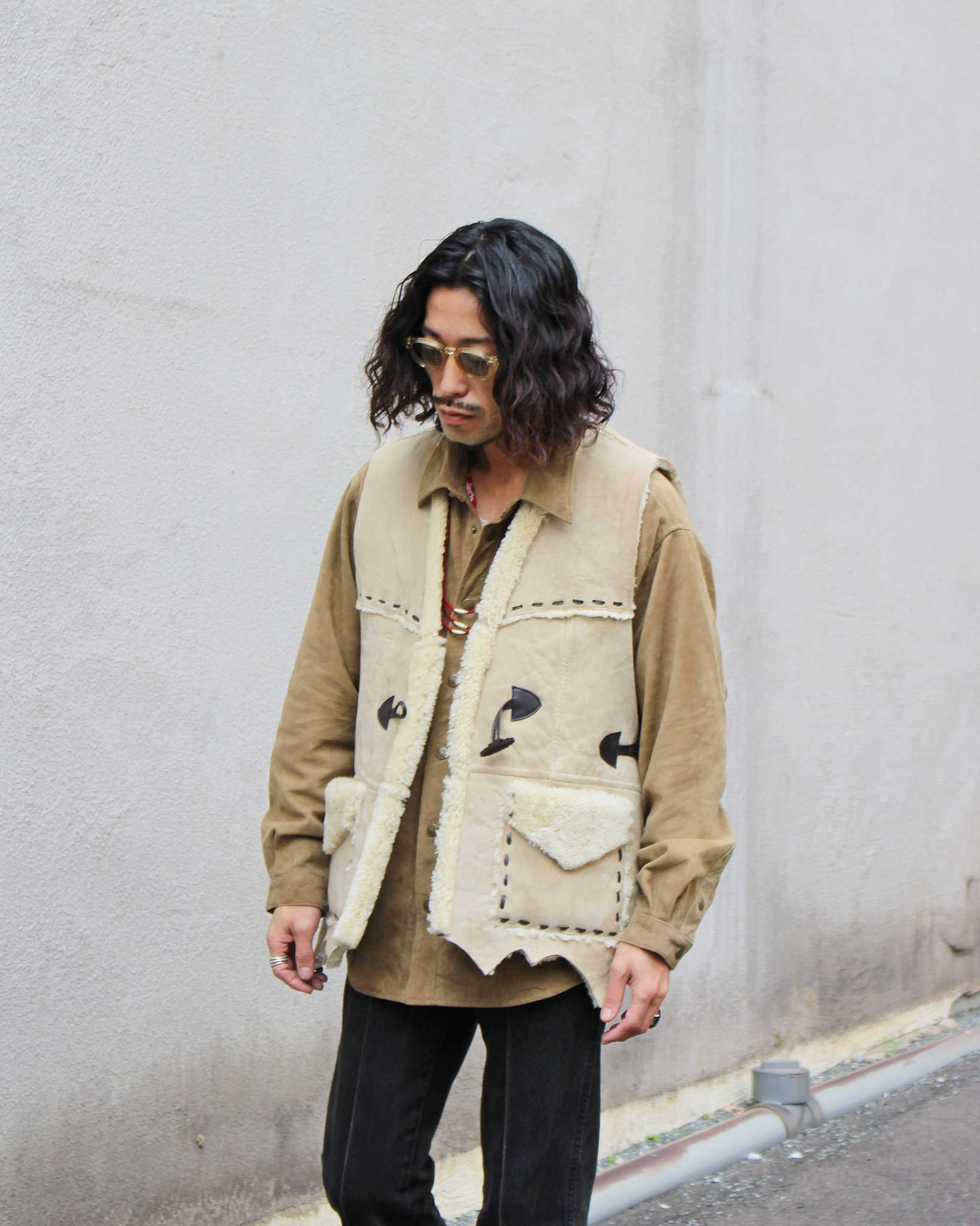 Nasngwam. ナスングワム / IGLLO MOUTON VEST イグルームートンベスト Msize (CAMEL キャメル)