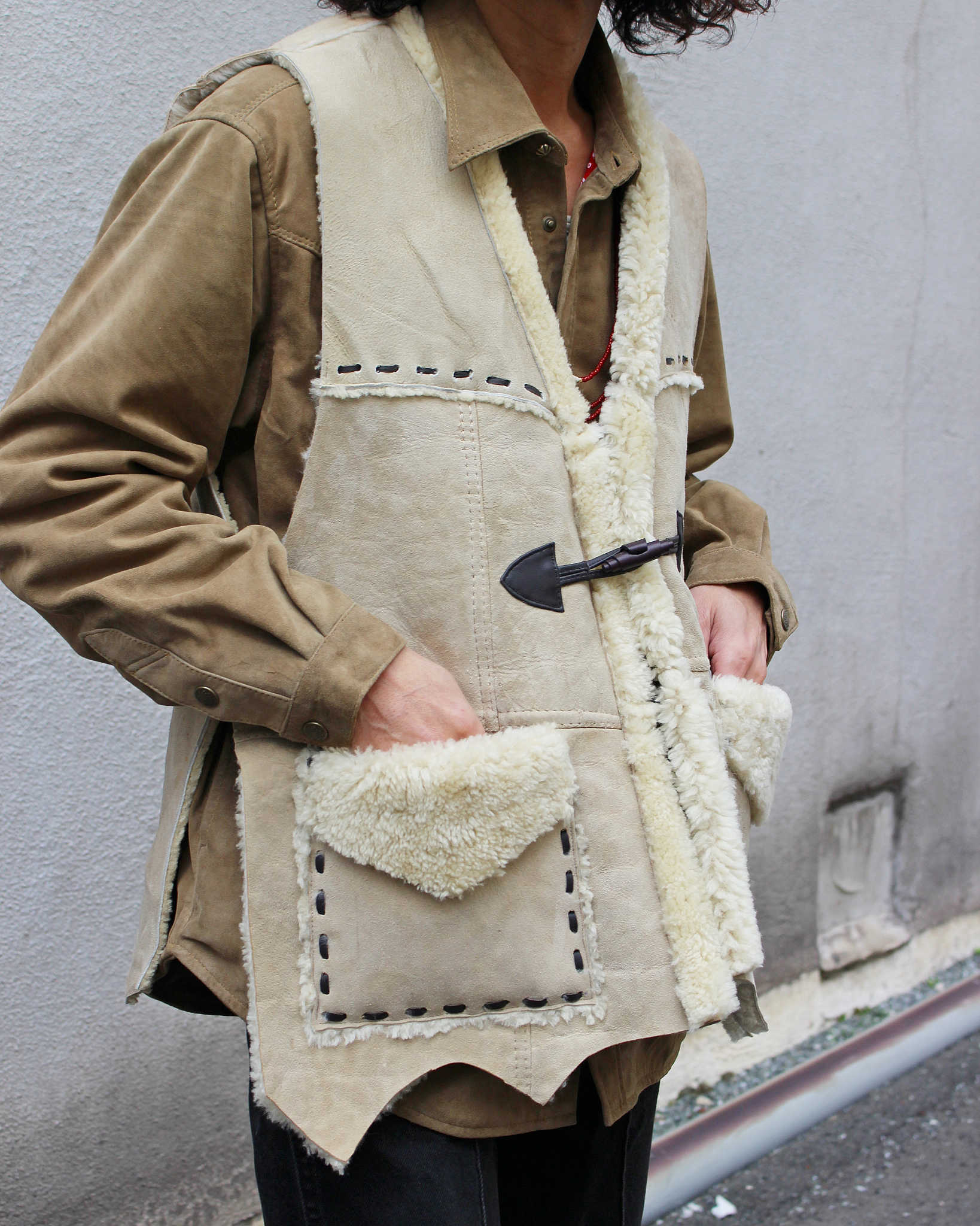 Nasngwam. ナスングワム / IGLLO MOUTON VEST イグルームートンベスト Msize (CAMEL キャメル)