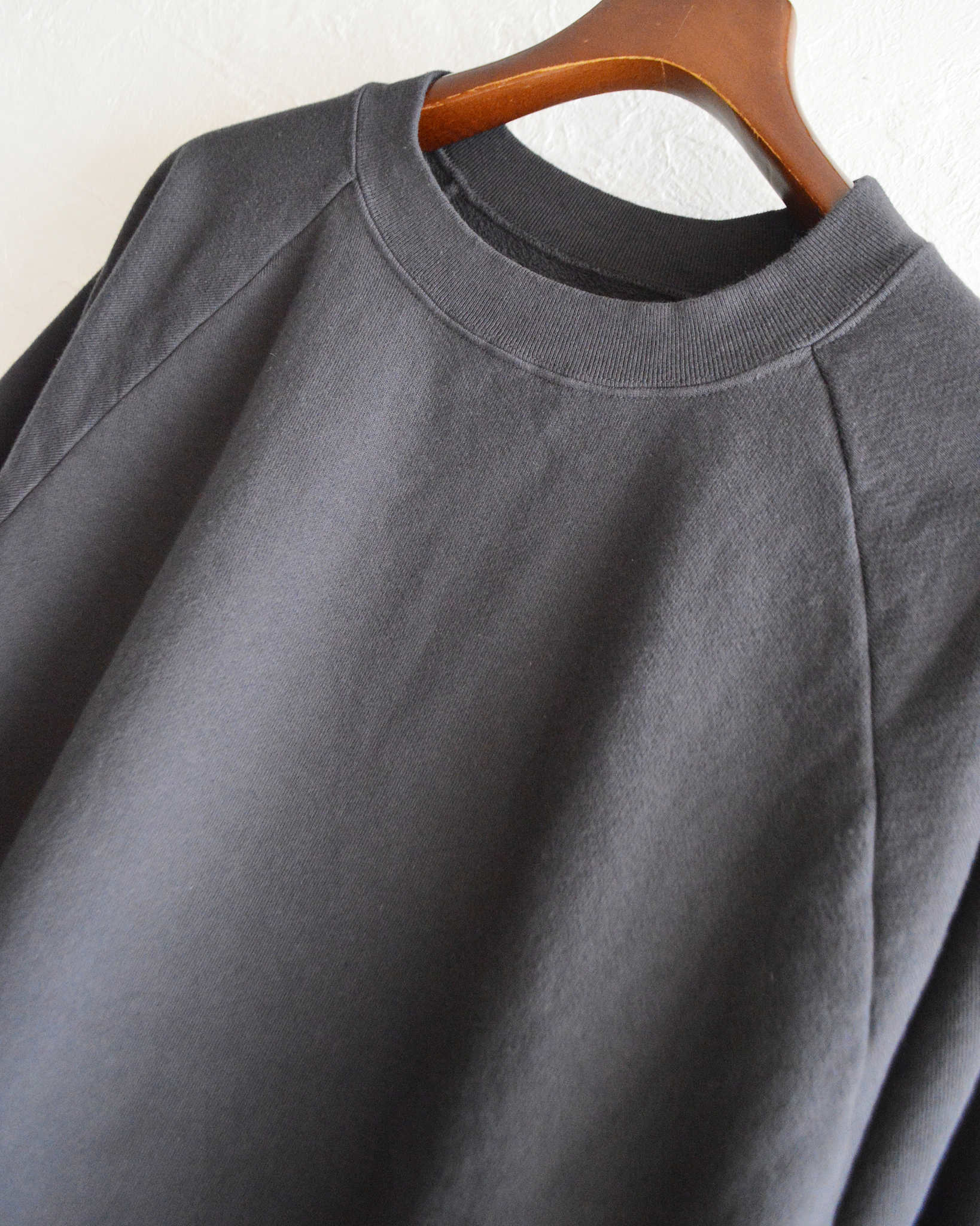 NECESSARY or UNNECESSARY ネセサリーオアアンネセサリー N.O.UNナウン / MAC RAGLAN L/S マックラグラン (SUMI スミ)