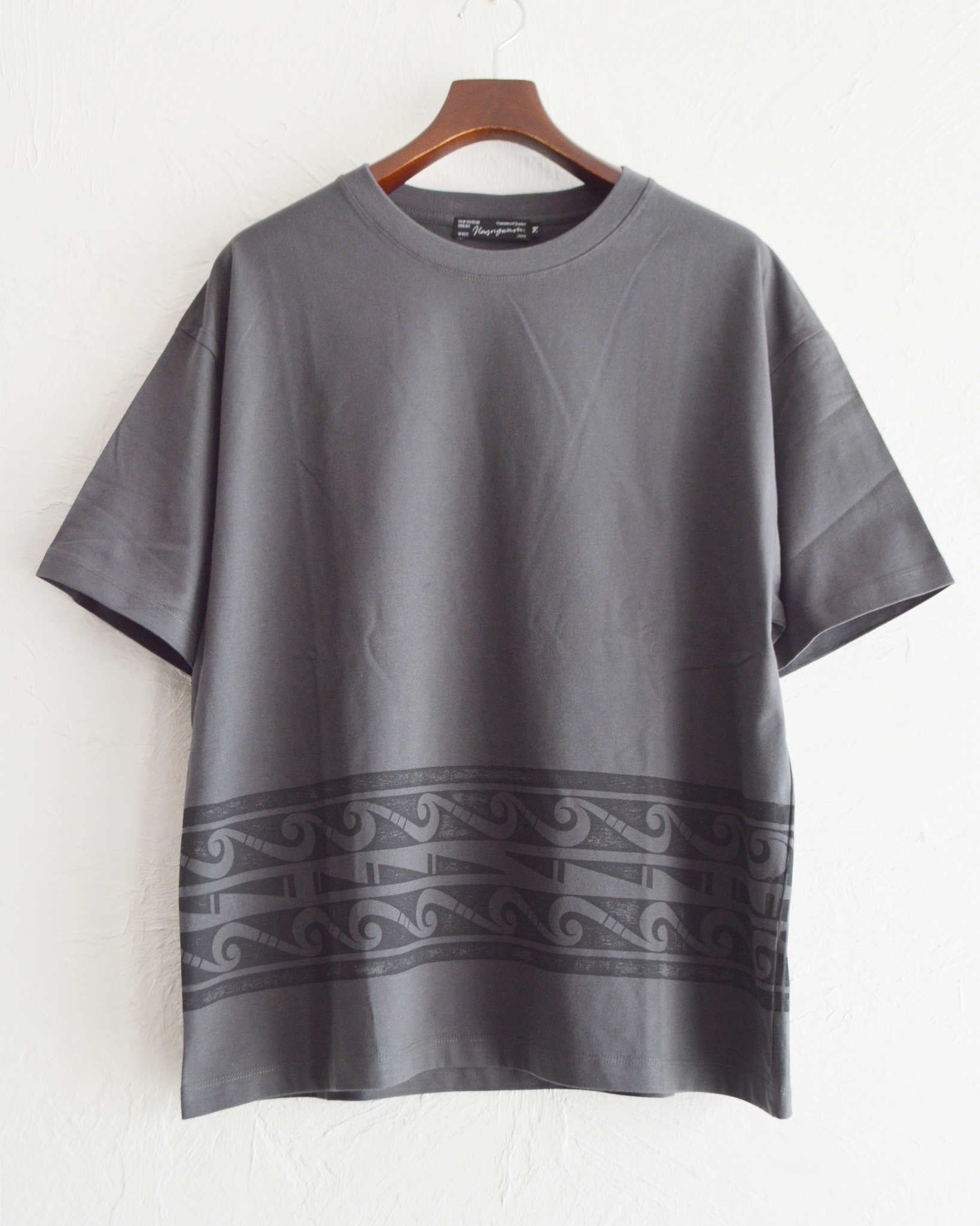 Nasngwam. ナスングワム / LAGNA TEE ラグナティー (CHARCOAL チャコール)