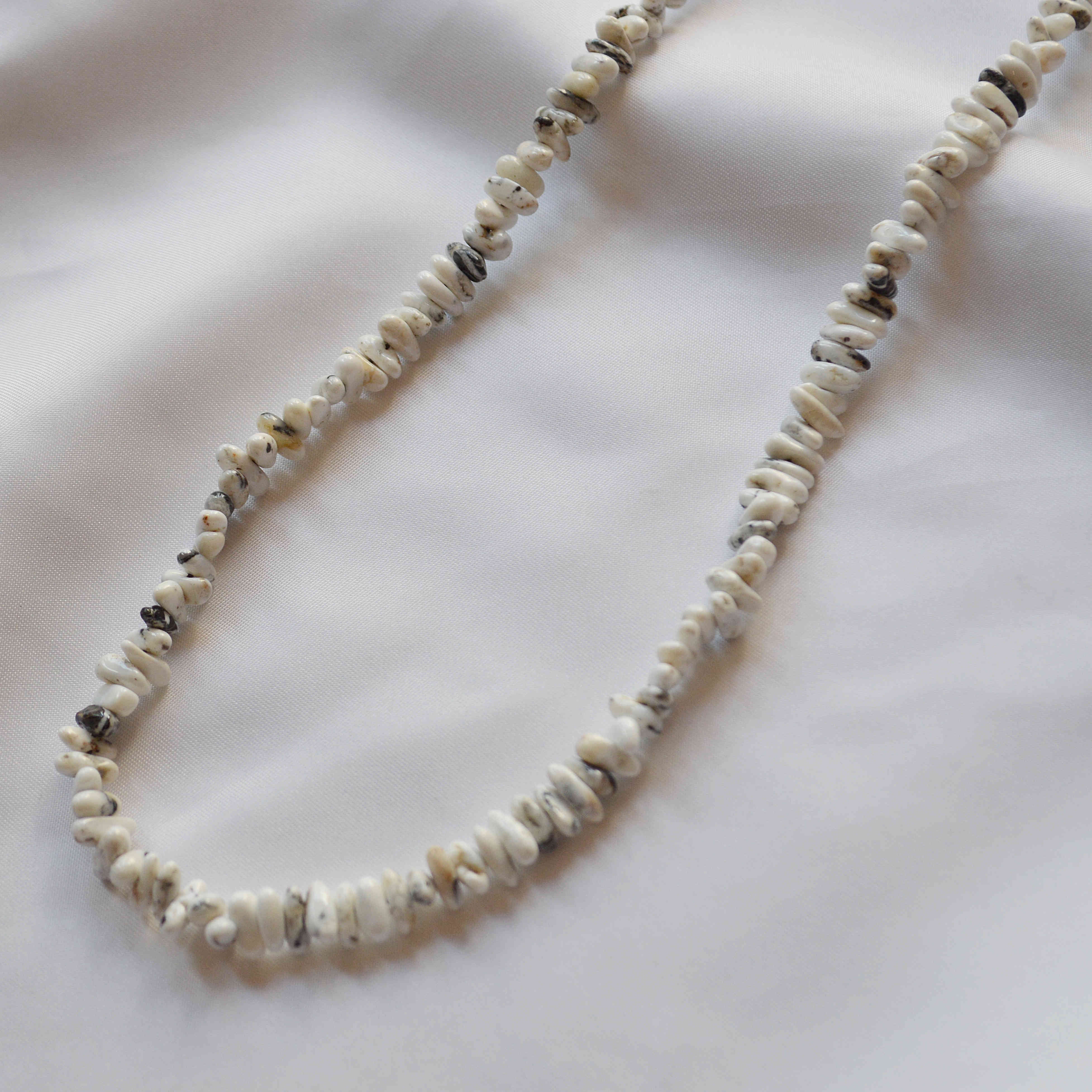 Indian jewelry インディアンジュエリー / Navajo Nugget Necklace ナヴァホナゲットネックレス (White Buffalo ホワイトバッファロー)